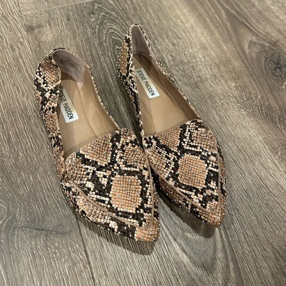 Steve Madden Studded Pointed Toe Loafer in Brown Snakeskin pattern size 7 - Picture 2 of 5